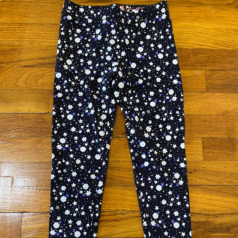 Like new. Print leggings. Ruffle bottom.